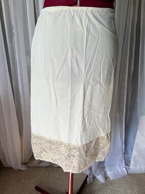 half slip skirt nude 4" lace hem